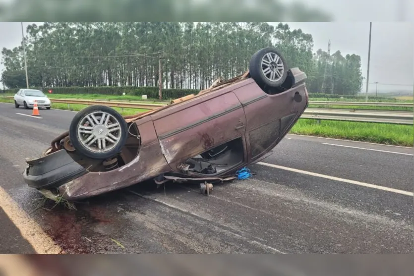  Carro ficou 'de ponta cabeça' após capotar na BR-369 