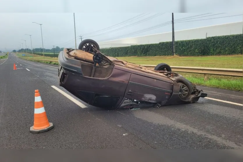  Carro ficou 'de ponta cabeça' após capotar na BR-369 