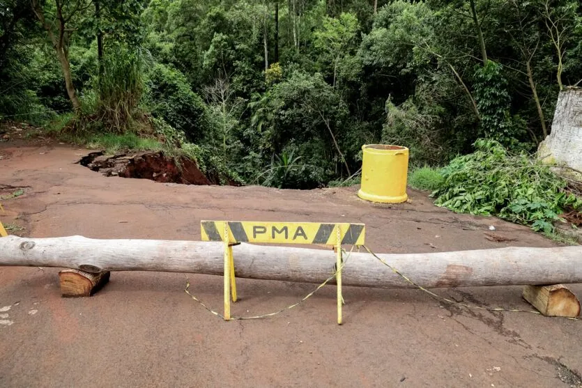 Chuva constante causa estragos em rua de Apucarana