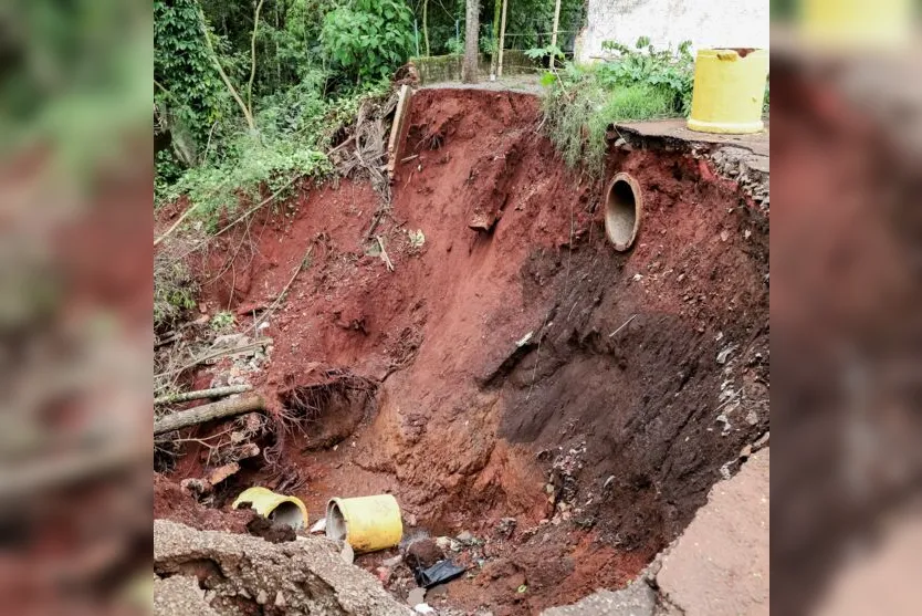 Chuva constante causa estragos em rua de Apucarana