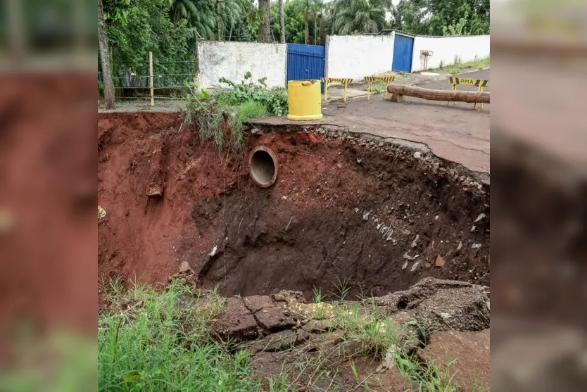 Chuva constante causa estragos em rua de Apucarana