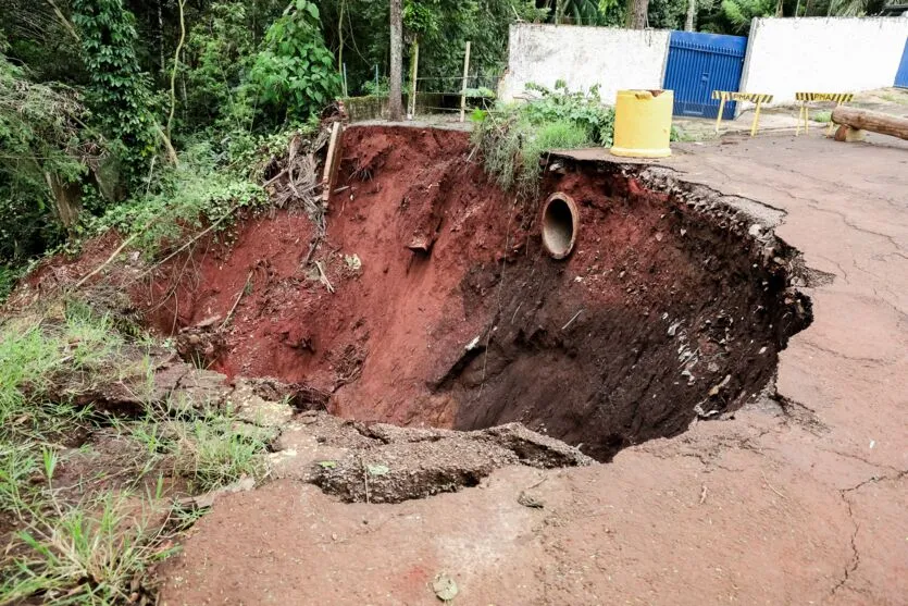 Chuva constante causa estragos em rua de Apucarana