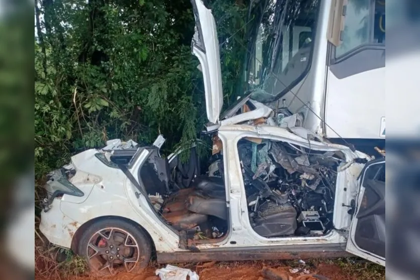  Colisão entre carro e ônibus foi registrada na tarde desta terça-feira (21), em Doutor Camargo 