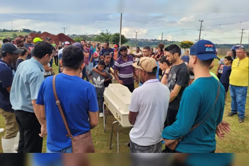  Diversos moradores também foram se despedir das jovens vítimas do acidente 