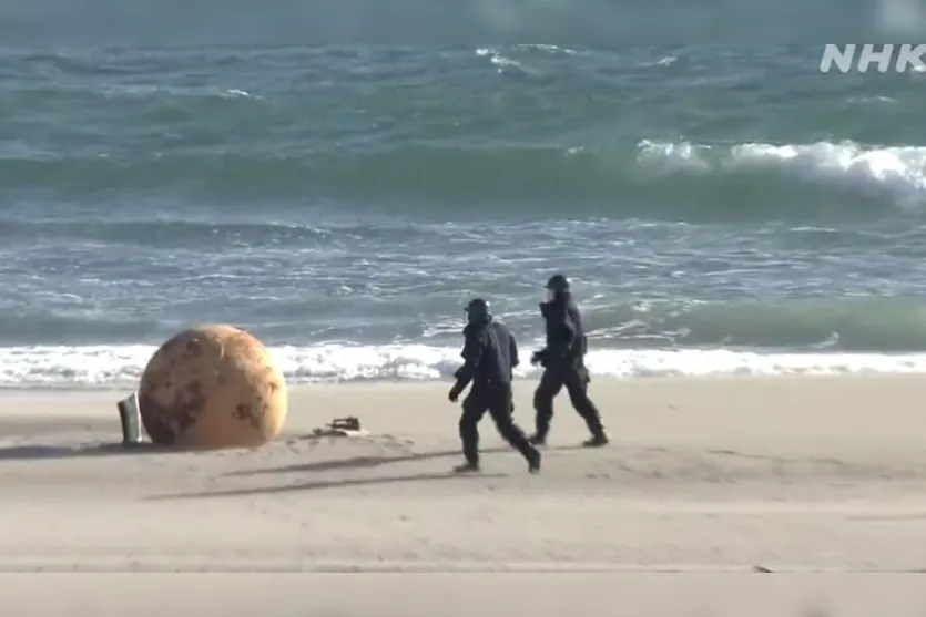 Esfera misteriosa é encontrada em praia de Hamamatsu; assista