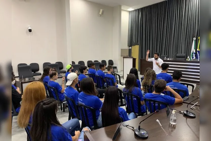  Estagiários do CIEE aprendem sobre cidadania e participação na Câmara de Apucarana 