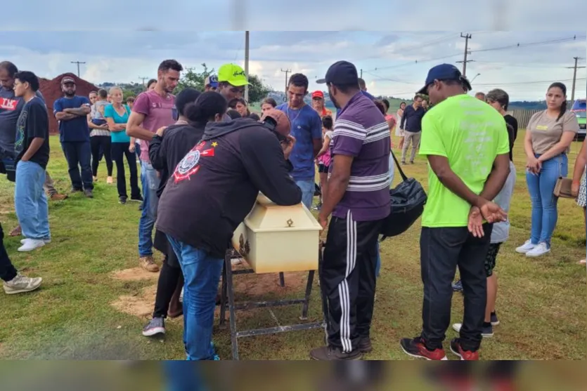  Familiares e amigos foram ao sepultamento no Cemitério Novo 