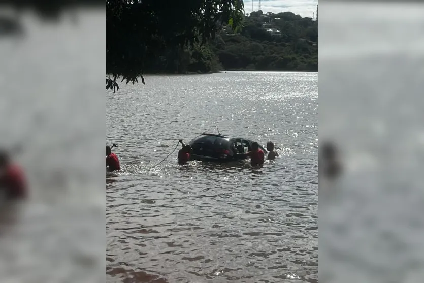  Havia uma pessoa no veículo; vítima foi salva pelos bombeiros 