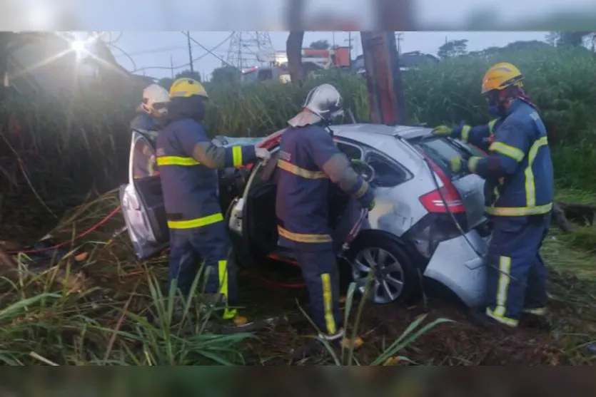 Jovem morre após carro capotar e atingir poste em Apucarana