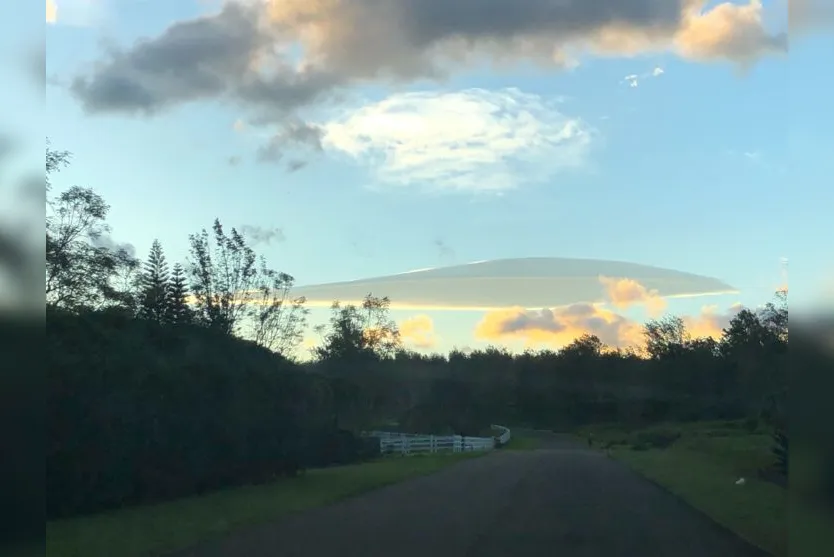 Nuvens com formato de óvni chamam a atenção de observadores; veja