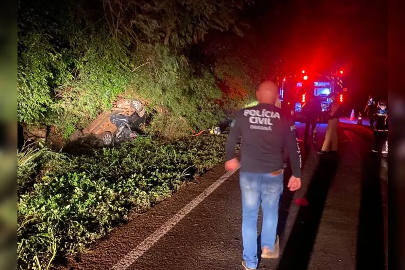  O carro capotou no Contorno Norte de Apucarana 