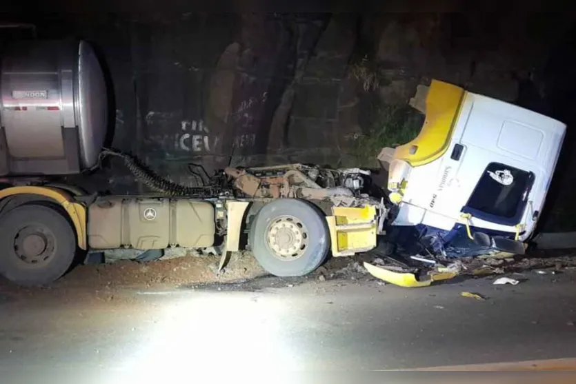  O motorista do caminhão de 45 anos teve ferimentos graves e foi encaminhado ao hospital pelo SAMU 