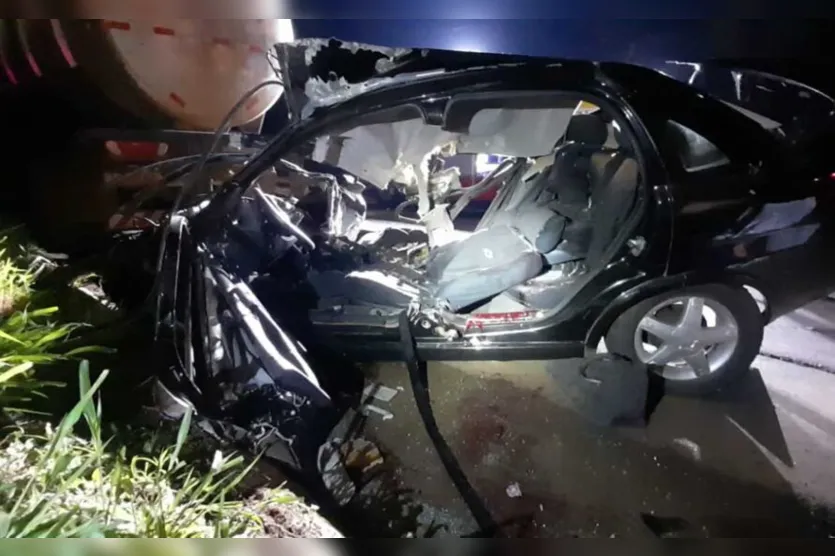  O motorista do carro, um homem de 32 anos morreu no local do acidente 