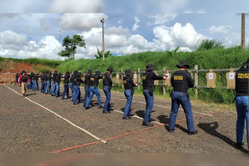  Os instrutores ensinam diversas técnicas para a turma 