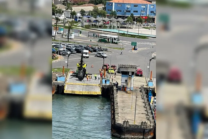  Por volta das 11h, o veículo foi removido totalmente do mar 