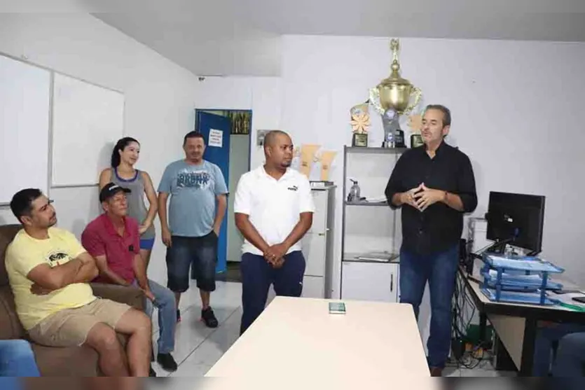  Prefeito em exercício Marcelo Reis apresenta o novo diretor a equipe de esportes 