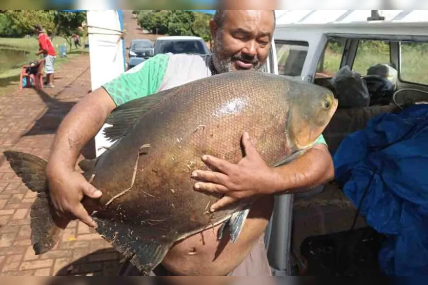  Soni Almeida ajudou a tirar o peixe da água 