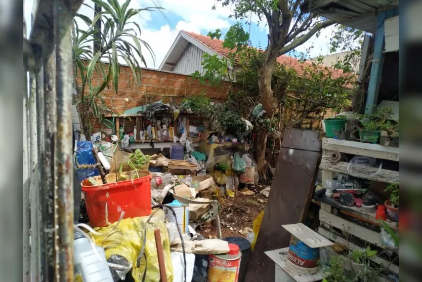  Um grande acúmulo de lixo e entulhos foi removido de todo o quintal e também de dentro da residência 
