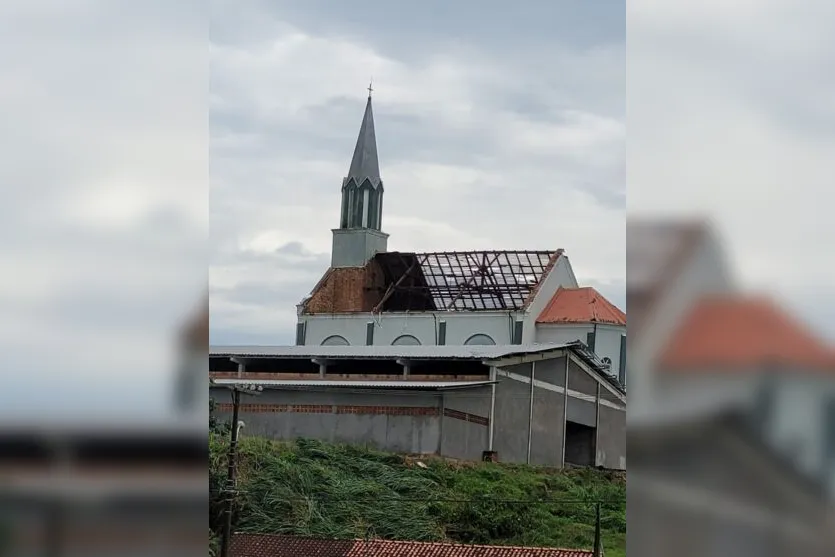  Uma igreja ficou danificada por conta da chuva 