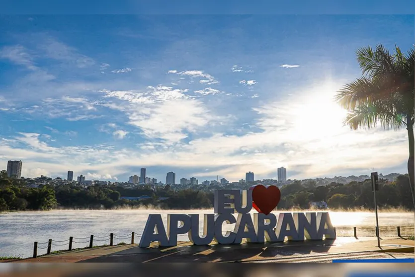  junto à barragem o painel “Eu Amo Apucarana”. 