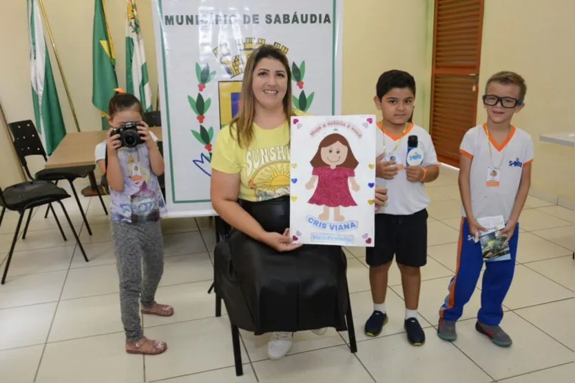  os alunos entregaram à vice-prefeita um cartaz confeccionado por eles em sala de aula 