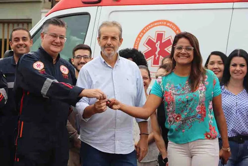  \prefeito em exercício Marcelo Reis entregou  as chaves  da nova ambulância 