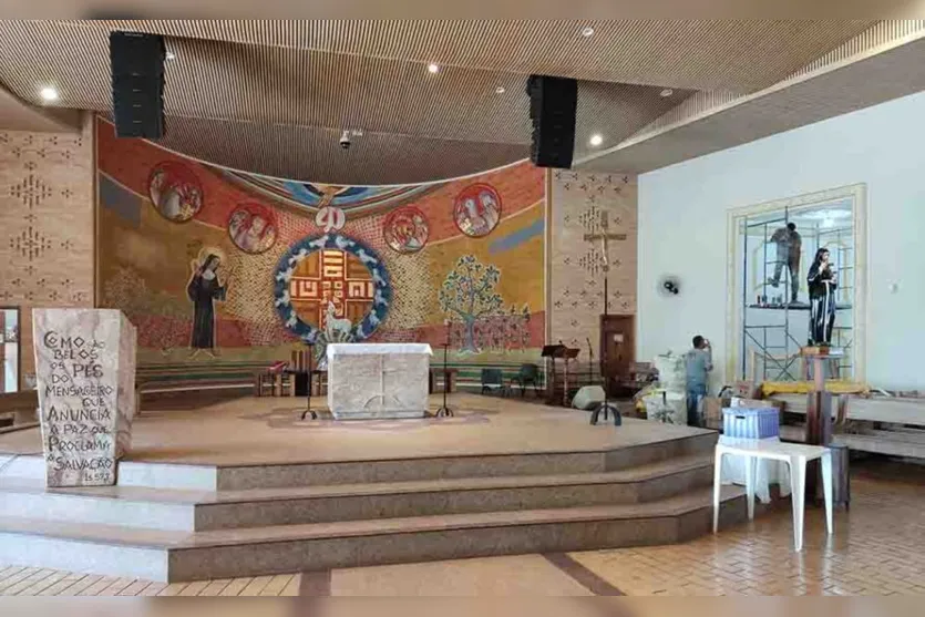  A relíquia ficara exposta na capela dentro da igreja no lado direito do alta 