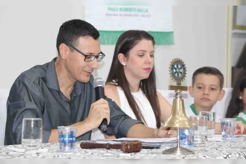  A solenidade de premiação, conduzida pelo presidente do Rotary Club Ivaiporã, Clenilson Cavalheiro, e pela secretária municipal de Educação, Daiane Soares 