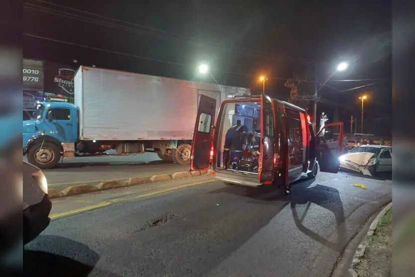 Acidente entre carro e caminhão deixa dois feridos em Arapongas