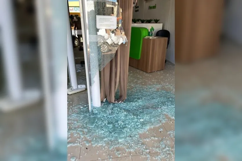  Agente de segurança ficou ferido pelos estilhaços de vidro 