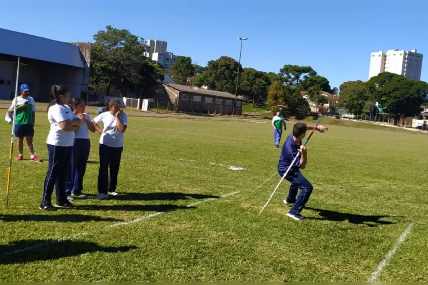  Alunos durante prova do lançamento do dardo 