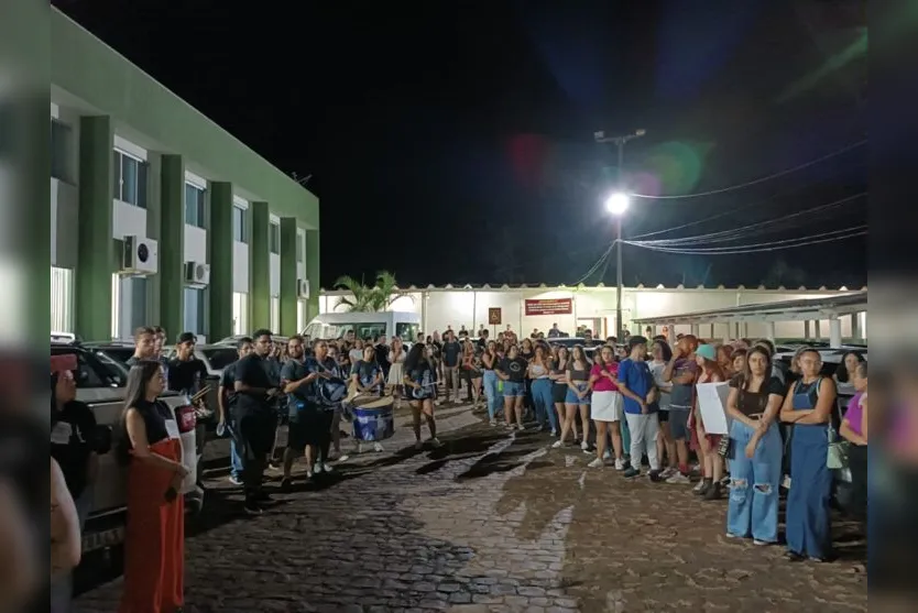  Alunos fizeram protesto nesta quinta-feira à noite na Unespar 