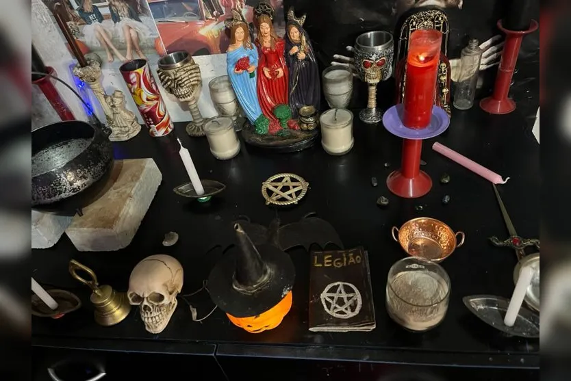  Anotações relacionadas ao satanismo estavam afixados na parede 