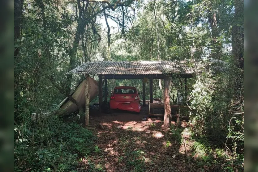  Carro usado pelos suspeitos na fuga foi encontrado abandonado 