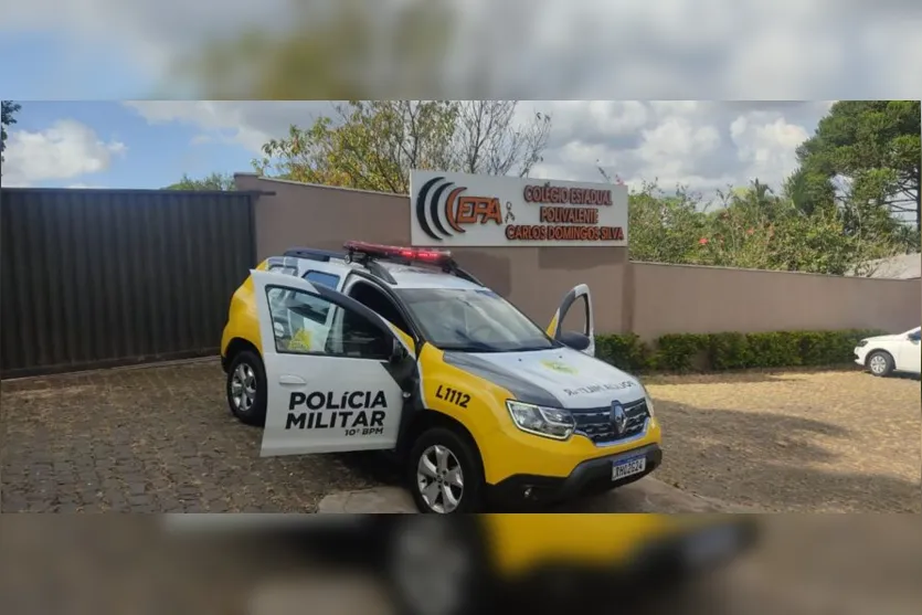  Equipe da Polícia Militar em frente ao Colégio Polivalente 