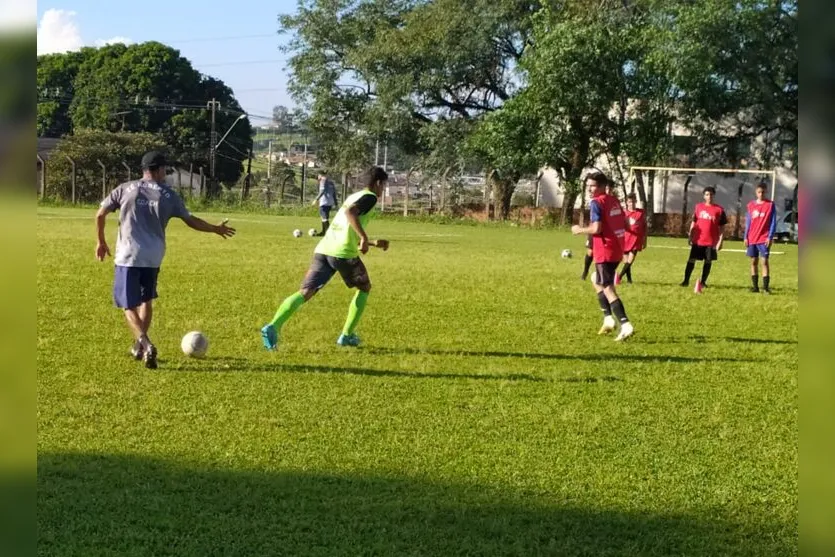  Garotos vão a treinamentos todos os sábados 