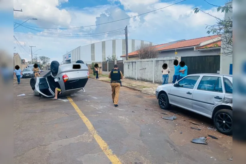 Jovem motorista atinge carros estacionados e capota em Apucarana