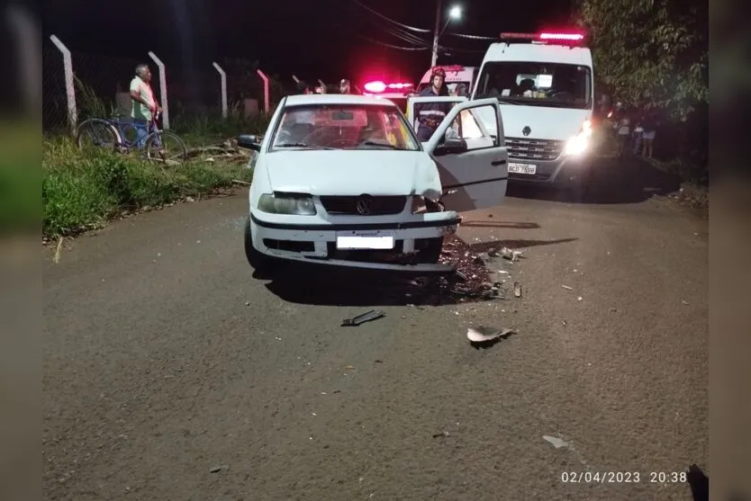  O acidente aconteceu na noite deste domingo (03), na Rua Professor Roberto Rezende Chaves 