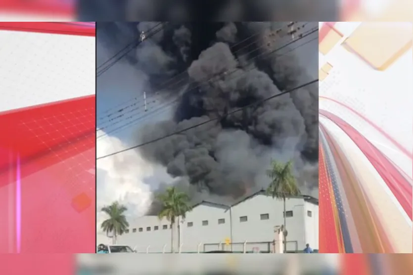  O incêndio iniciou por volta das 16h15 desta segunda 