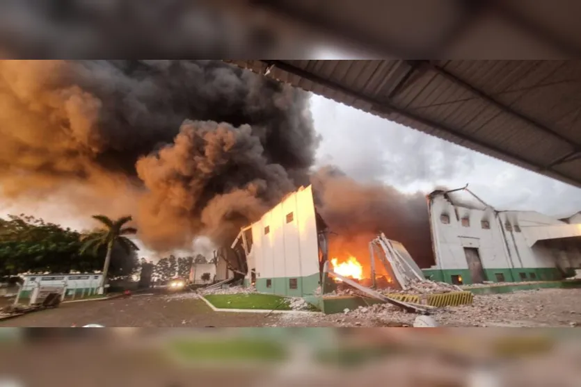  O incêndio iniciou por volta das 16h15 desta segunda 