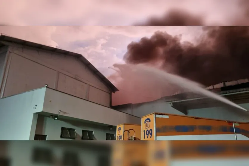  O incêndio iniciou por volta das 16h15 desta segunda 