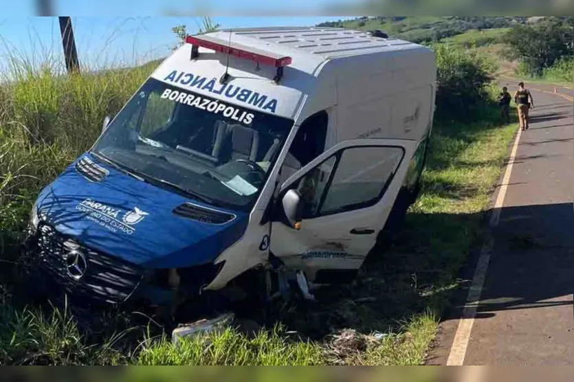  O motorista da ambulância e uma passageira tiveram ferimentos leves 