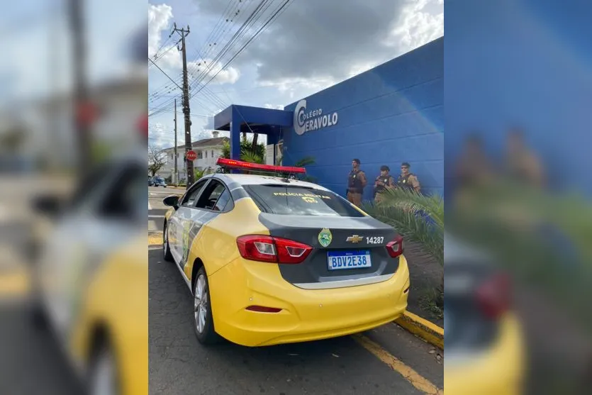  Policiais em frente ao Colégio Cerávolo, em Apucarana 