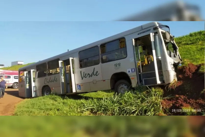  Um ônibus colidiu contra uma motocicleta 