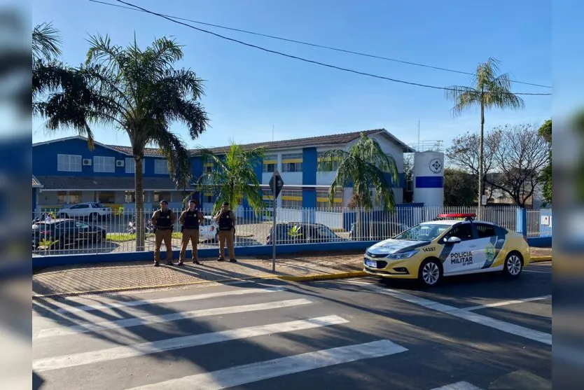  Viatura policial em frente ao Colégio Mater Dei 