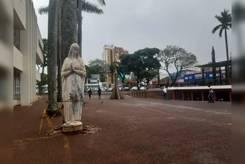  imagem de Nossa Senhora de Lourdes tem 3,5 metros de altura e pesa 2,4 mil kg 