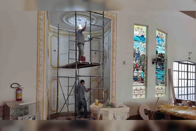  uncionários da Pietá de Londrina, realizavam os trabalhos de acabamento na capela dentro da igreja 