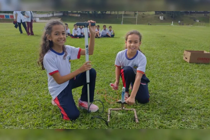  A peça é fabricada a partir de um canudo de papel 