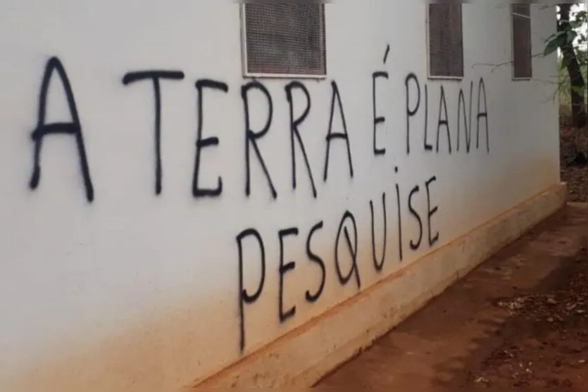  As paredes foram pichadas com frases defendendo o terraplanismo 