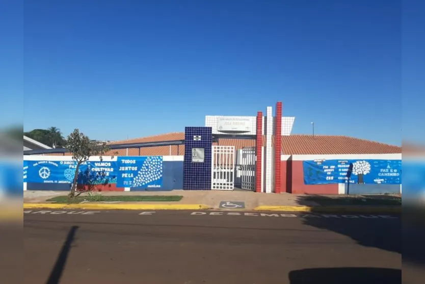  Entrada de uma das escolas com os Mantos da Paz 